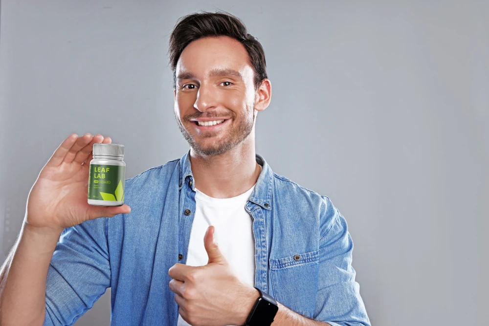 Persone sorridenti e attive che rappresentano la comunità soddisfatta di Leaf Lab e uno stile di vita sano.