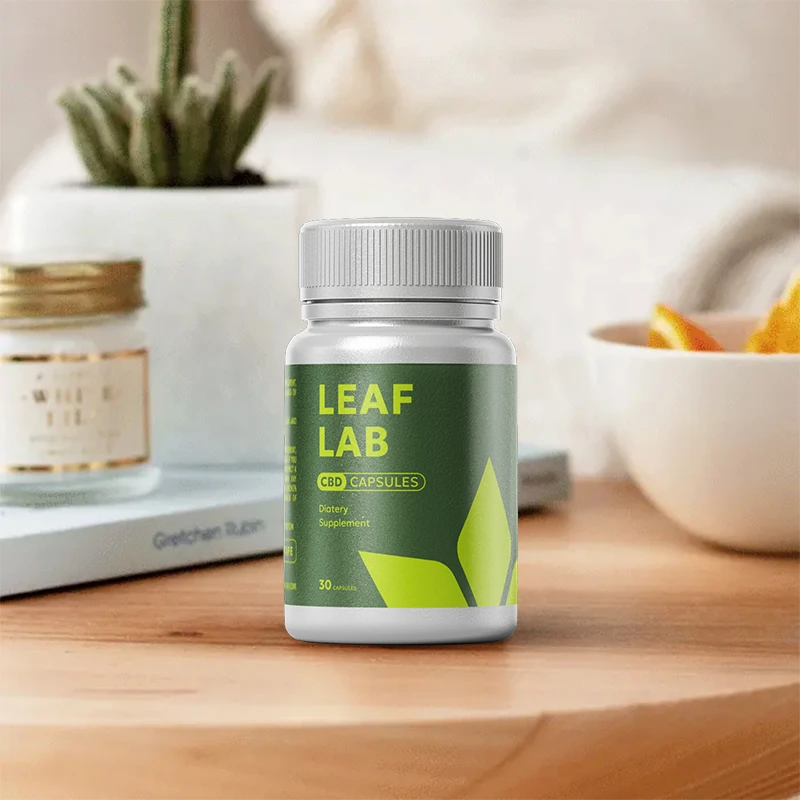 Un flacone di integratori Leaf Lab posto vicino a ingredienti vegetali che ne simboleggiano la composizione naturale e pura.