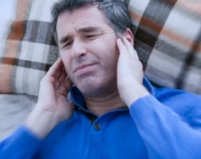 Uomo con dolore o disagio all'orecchio