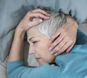 Persona che fatica a dormire a causa di disturbi dell'udito o acufene