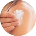 Donna applica Osteflex gel sul ginocchio dolorante.